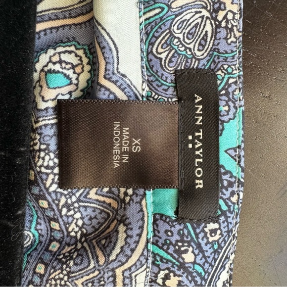 Ann Taylor paisley blue sleeveless blouse. XS - Picture 4 of 5